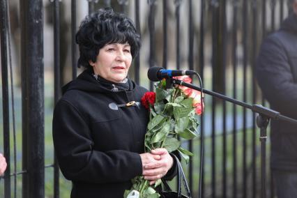 Ставрополь. Дочь Матрены Наздрачевой Лариса Иванова   во время  открытия  памятника  кавалеру трех Орденов Славы Матрене Наздрачевой  возле Краевой больницы Ставрополя.