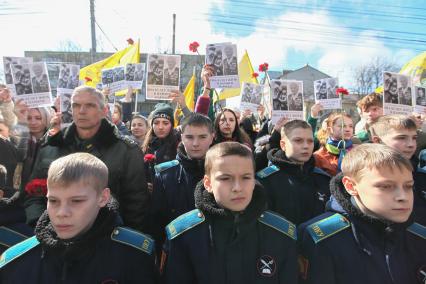 Ставрополь. Воспитанники Ставропольского президентского кадетского училища во время  открытия  памятника  кавалеру трех Орденов Славы Матрене Наздрачевой  возле Краевой больницы Ставрополя.