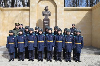 Ставрополь. Воспитанники Ставропольского президентского кадетского училища во время открытия памятника кавалеру трех Орденов Славы Матрене Наздрачевой возле Краевой больницы Ставрополя.