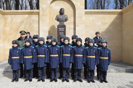 Ставрополь. Воспитанники Ставропольского президентского кадетского училища во время  открытия  памятника  кавалеру трех Орденов Славы Матрене Наздрачевой  возле Краевой больницы Ставрополя.