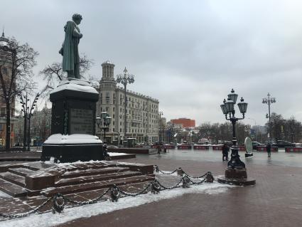 Москва. Вид  на  памятник  Александру Пушкину  и дом #17 на Тверской улице.