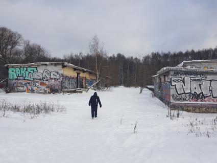 Москва. Неухоженная и забытая территория возле станции МЦК  `Белокаменная`.