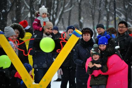 Москва.   Веселые конкурсы для детей во время  масленичных гуляний в  парке Горького.