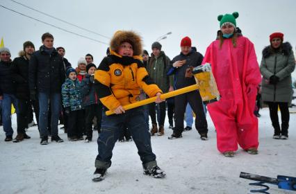 Москва.   Веселые конкурсы для детей во время  масленичных гуляний в  парке Горького.