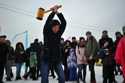 Москва.   Веселые конкурсы  во время  масленичных гуляний в  парке Горького.