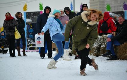 Москва.   Веселые конкурсы для детей  и взрослых во время  масленичных гуляний в  парке Горького.