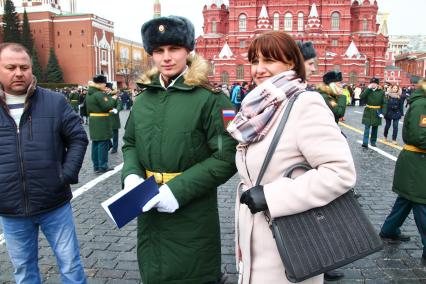 Москва.  Выпускник Московского высшего общевойскового командного училища после вручения дипломов и нагрудных знаков об окончании училища на торжественной церемонии на Красной площади.