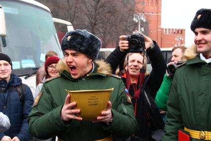 Москва.   Выпускники после церемонии выпуска офицеров Московского высшего общевойскового командного училища на Красной площади.