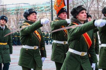 Москва. Во время церемонии выпуска офицеров Московского высшего общевойскового командного училища  в Александровском саду.