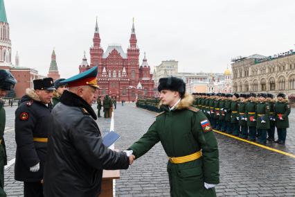 Москва.  Выпускники Московского высшего общевойскового командного училища во время вручения дипломов и нагрудных знаков об окончании училища на торжественной церемонии на Красной площади.