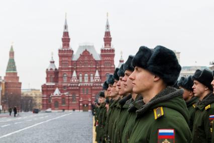 Москва.  Выпускники Московского высшего общевойскового командного училища во время вручения дипломов и нагрудных знаков об окончании училища на торжественной церемонии на Красной площади.