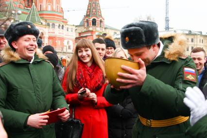 Москва.   Выпускники после церемонии выпуска офицеров Московского высшего общевойскового командного училища на Красной площади.