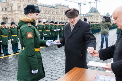 Москва.  Выпускники Московского высшего общевойскового командного училища и лидер франции ЛДПР Владимир Жириновский во время вручения дипломов и нагрудных знаков об окончании училища на торжественной церемонии на Красной площади.