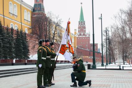 Москва. Во время церемонии выпуска офицеров Московского высшего общевойскового командного училища в Александровском саду.