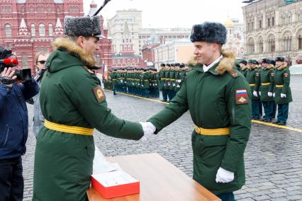 Москва.  Выпускники Московского высшего общевойскового командного училища во время вручения дипломов и нагрудных знаков об окончании училища на торжественной церемонии на Красной площади.