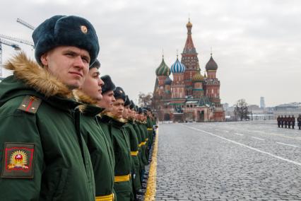 Москва.  Выпускники Московского высшего общевойскового командного училища во время вручения дипломов и нагрудных знаков об окончании училища на торжественной церемонии на Красной площади.