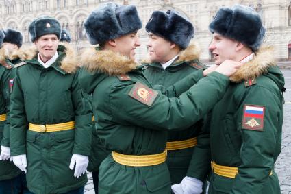 Москва. Во время церемонии выпуска офицеров Московского высшего общевойскового командного училища на Красной площади.