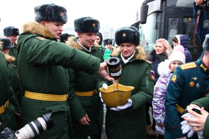 Москва.   Выпускники после церемонии выпуска офицеров Московского высшего общевойскового командного училища на Красной площади.