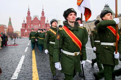 Москва. Во время церемонии выпуска офицеров Московского высшего общевойскового командного училища на Красной площади.