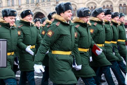 Москва. Во время церемонии выпуска офицеров Московского высшего общевойскового командного училища на Красной площади.