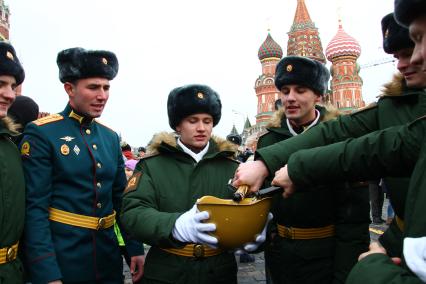 Москва.   Выпускники после церемонии выпуска офицеров Московского высшего общевойскового командного училища на Красной площади.