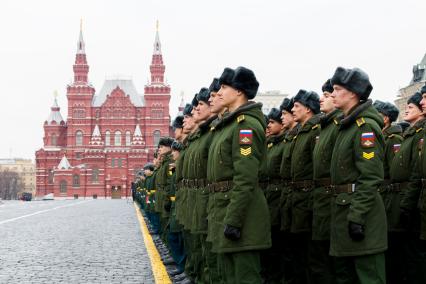 Москва.  Выпускники Московского высшего общевойскового командного училища во время вручения дипломов и нагрудных знаков об окончании училища на торжественной церемонии на Красной площади.