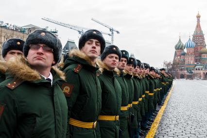 Москва.  Выпускники Московского высшего общевойскового командного училища во время вручения дипломов и нагрудных знаков об окончании училища на торжественной церемонии на Красной площади.