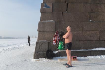 Санкт-Петербург. Мужчина  загорает .