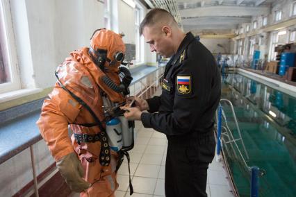 Ломоносов. В  НИИ спасания и подводных технологий  ведется подготовка военных водолазов-спасателей  .