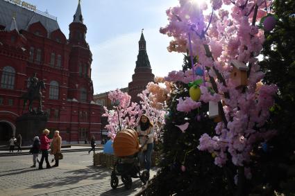 Москва. Украшения на Манежной площади к весеннему фестивалю `Пасхальный дар`, посвященному празднованию Пасхи.