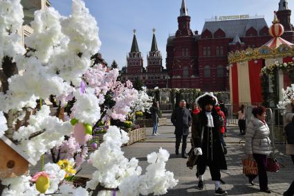 Москва. Украшения на Манежной площади к весеннему фестивалю `Пасхальный дар`, посвященному празднованию Пасхи.