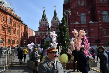 Москва.  Двойник Иосифа Сталина на Манежной площади, украшенной к фестивалю `Пасхальный дар`.