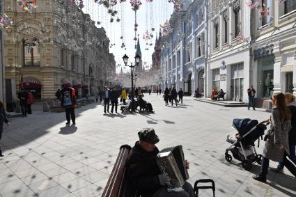 Москва. Украшения на Никольской улице к весеннему фестивалю `Пасхальный дар`, посвященному празднованию Пасхи.