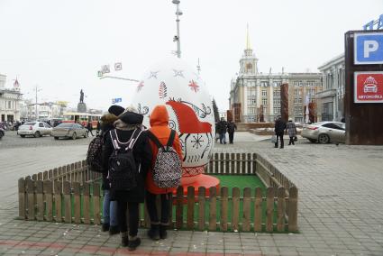 Екатеринбург. Улица Вайнера. Гигантское пасхальное яйцо украшенное в стиле русской народной декоративной росписи и с доступом в интернет, установленное по инициативе фонда святой Екатерины в преддверии празднования Пасхи