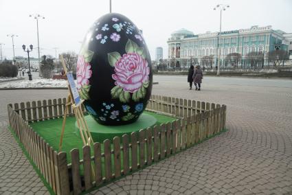 Екатеринбург. Гигантское пасхальное яйцо на площади труда, украшенное в стиле русской народной, Тагильской декоративной росписи и с доступом в интернет, установленное по инициативе фонда святой Екатерины в преддверии празднования Пасхи