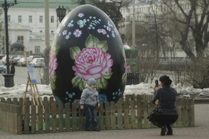 Екатеринбург. Гигантское пасхальное яйцо на площади труда, украшенное в стиле русской народной, Тагильской декоративной росписи и с доступом в интернет, установленное по инициативе фонда святой Екатерины в преддверии празднования Пасхи