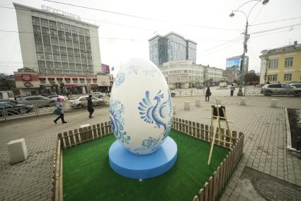 Екатеринбург. Гигантское пасхальное яйцо у храма \'Большой Златоуст\', украшенное в стиле русской народной декоративной росписи и с доступом в интернет, установленное по инициативе фонда святой Екатерины в преддверии празднования Пасхи