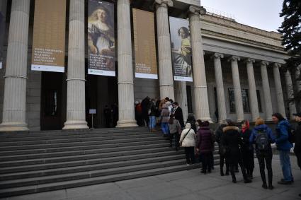 Москва. Очередь на выставку `Эпоха Рембрандта и Вермеера. Шедевры Лейденской коллекции` в ГМИИ им. Пушкина.