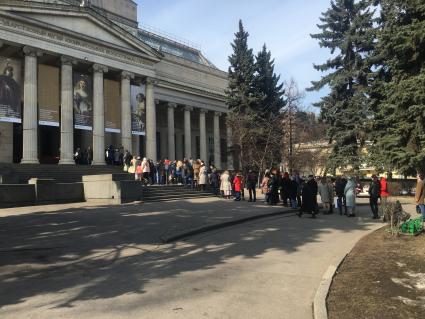 Москва. Очередь на выставку `Эпоха Рембрандта и Вермеера. Шедевры Лейденской коллекции` в ГМИИ им. Пушкина.