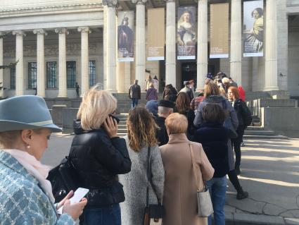 Москва. Очередь на выставку `Эпоха Рембрандта и Вермеера. Шедевры Лейденской коллекции` в ГМИИ им. Пушкина.