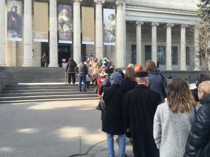 Москва. Очередь на выставку `Эпоха Рембрандта и Вермеера. Шедевры Лейденской коллекции` в ГМИИ им. Пушкина.