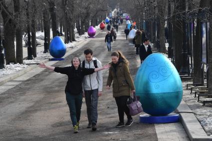 Москва. Пасхальные яйца, установленные на Тверском бульваре в рамках фестиваля `Пасхальный дар`, приуроченного к празднованию Пасхи.