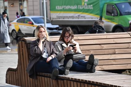 Москва. Девушки сидят на скамейке  на   Тверском бульваре.