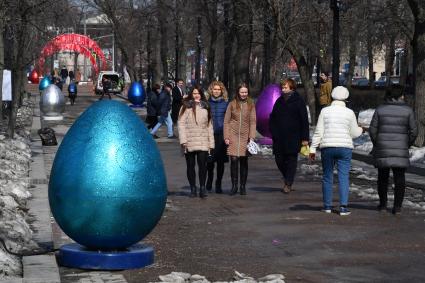 Москва. Пасхальные яйца, установленные на Тверском бульваре в рамках фестиваля `Пасхальный дар`, приуроченного к празднованию Пасхи.