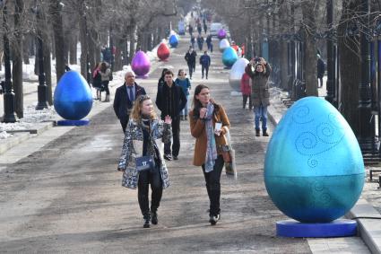 Москва. Пасхальные яйца, установленные на Тверском бульваре в рамках фестиваля `Пасхальный дар`, приуроченного к празднованию Пасхи.