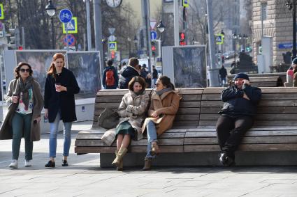 Москва. Девушки сидят на скамейке на Тверском бульваре.