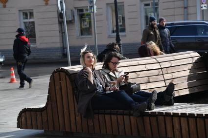 Москва. Девушки сидят на скамейке  на   Тверском бульваре.