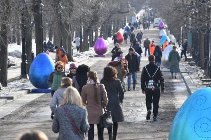 Москва. Пасхальные яйца, установленные на Тверском бульваре в рамках фестиваля `Пасхальный дар`, приуроченного к празднованию Пасхи.