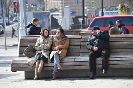 Москва. Девушки сидят на скамейке  на   Тверском бульваре.