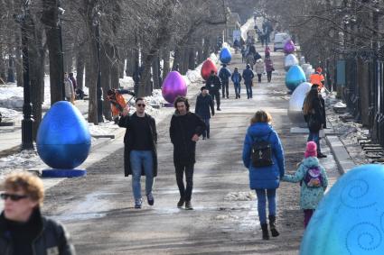 Москва. Пасхальные яйца, установленные на Тверском бульваре в рамках фестиваля `Пасхальный дар`, приуроченного к празднованию Пасхи.